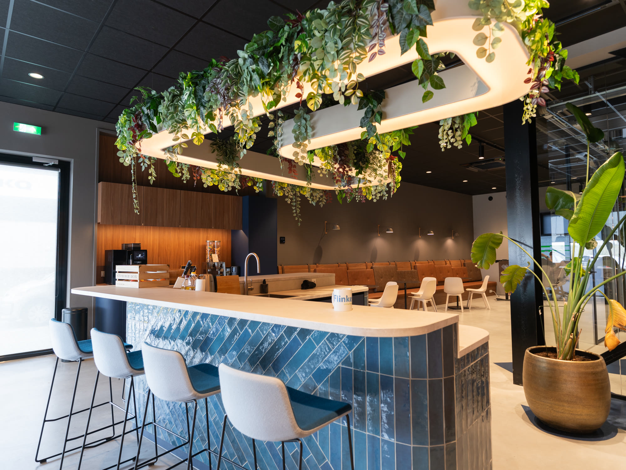 De bar en lounge in het Flinker-kantoor in Hattem